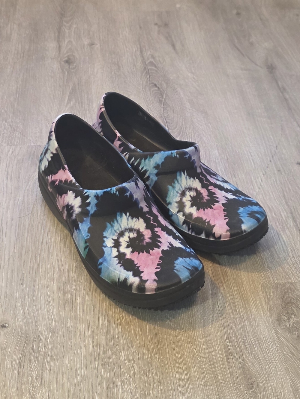CROCS Women’s Tie-Dye Slip-On Clogs in Pink & Blue Size 9